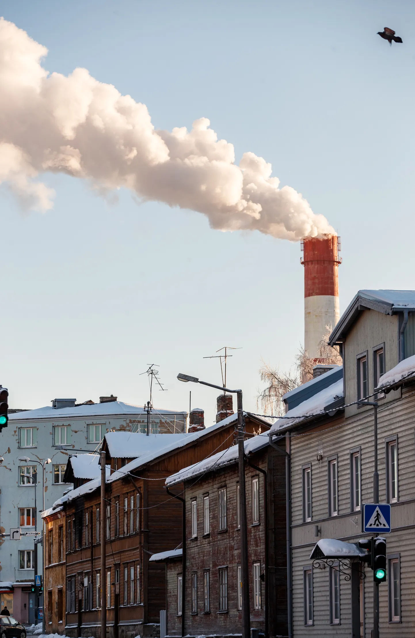 Katlamaja suitsev korsten. Pilt on illustreeriv.