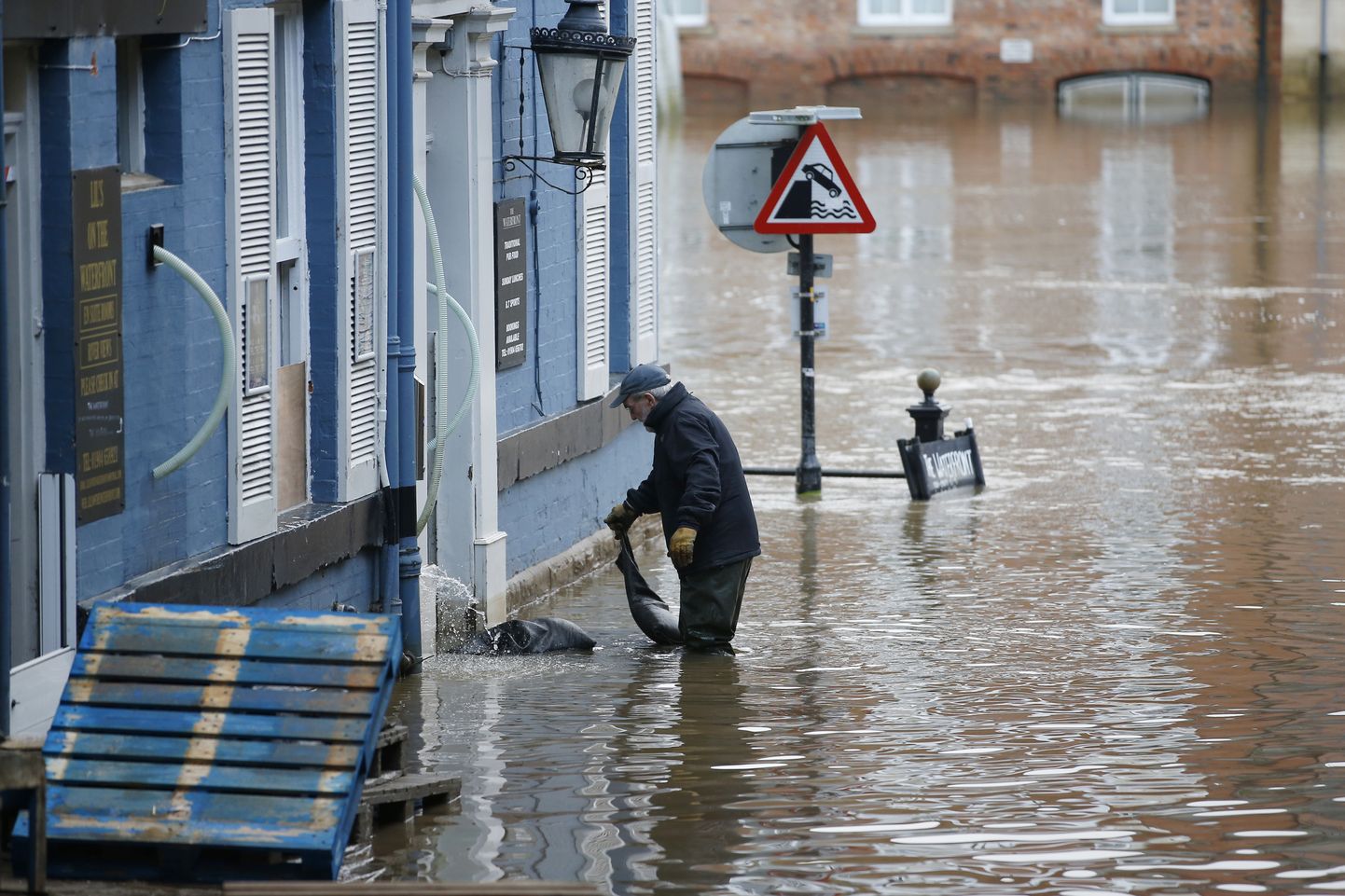 Mees Yorkis restorani ukse taga. Sadade inimeste kinnisvara on üleujutatud, inimesi evakueeritakse. 5. jaanuar 2024. a.