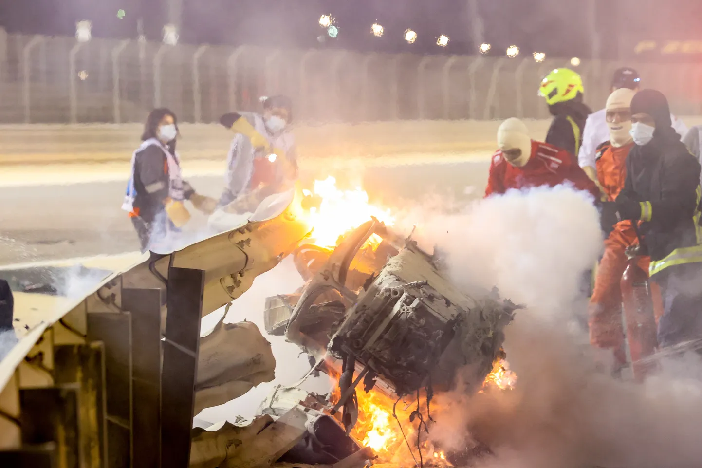Vormel1 MMi GP etapil Bahreinis kihutas Haasi meeskonna piloot Romain Grosjean 220 km/h vastu seina, auto lahvatas leekidesse, kuid mees pääses imekombel õnnetusest eluga.