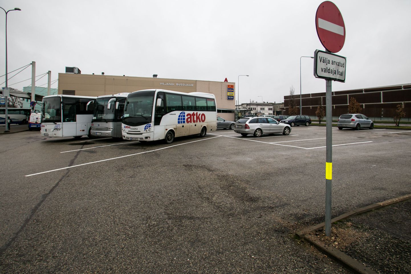 Viljandi bussijaama taha on maha joonitud 24-kohaline parkla ning muudetud aktsiaseltsi MTG busside parkimisplatside asukohta. See on bussijuhtides suurt hämmingut tekitanud.