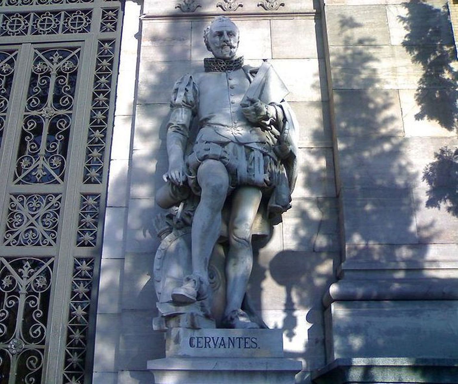 Miguel de Cervantese kuju Madridis Hispaania rahvusraamatukogu juures