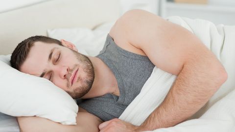 Как спит мужчина: характер, в зависимости от позы сна