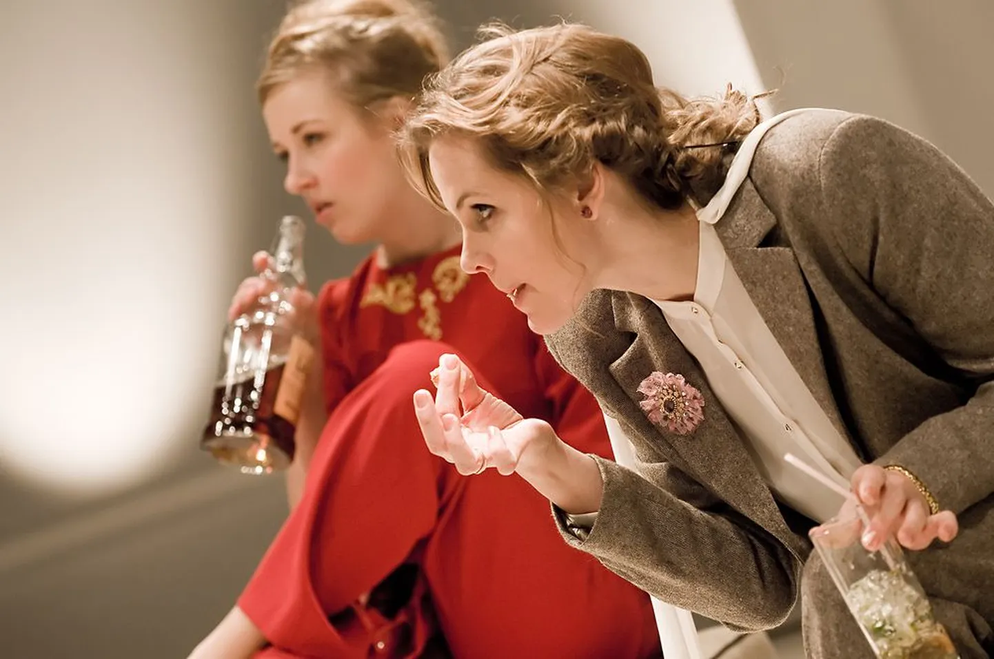 Veronique (Liisa Pulk, vasakul) ja Annette (Harriet Toompere) aktsioonis.