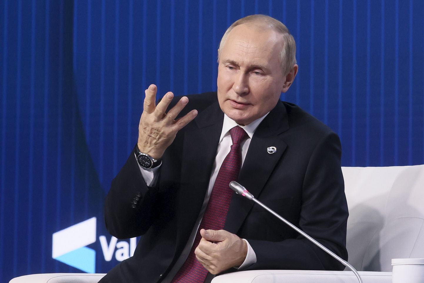 Venemaa president Vladimir Putin žestikuleerimas 27. oktoobril 2022 Venemaal Moskva oblastis Valdai rahvusvahelise diskussiooniklubi 19. aastakoosoleku plenaaristungil esinedes