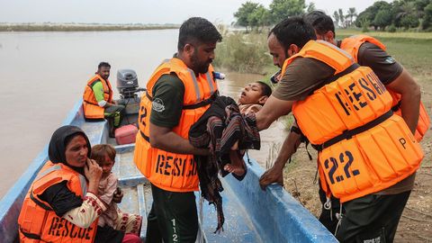 VIDEO ⟩ Tulvaveed suruvad pakistanlasi kodudest välja