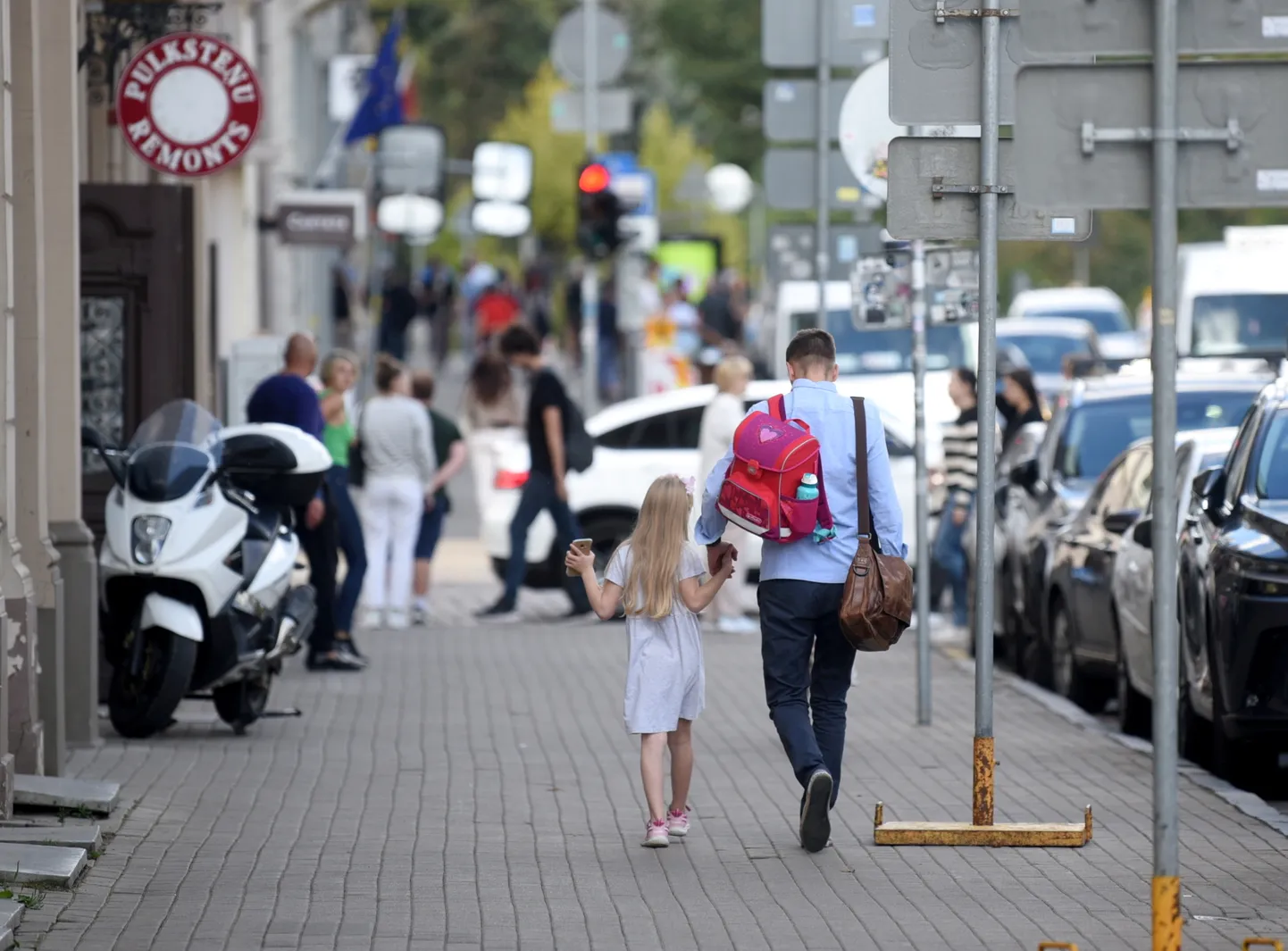 Cilvēki Rīgas centrā.