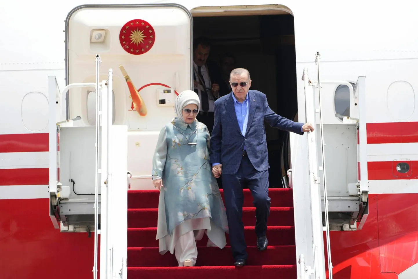 Nagu enamik Türgi võimuparteiga seotud naisi, kannab pearätti ka Türgi presidendiproua Emine Erdoğan.