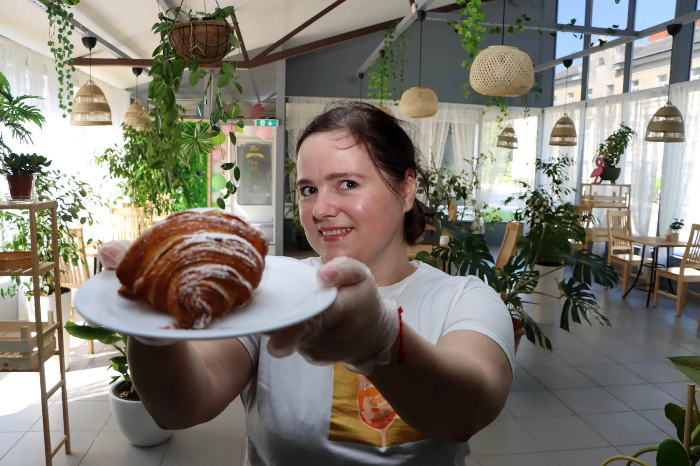 Начинающий предприниматель Оксана Угринчук верит, что ее круассаны полюбят кохтлаярвесцы, а новое кафе подарит им положительные эмоции.