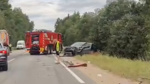 VIDEO ⟩ Divu auto sadursmes dēļ ierobežota satiksme uz Ventspils šosejas Tumes pagastā