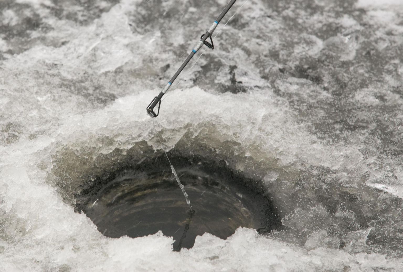 Õhuke jää nõudis Lätis Valka piir­konnas kahe kaluri elu. Foto on illustreeriv.