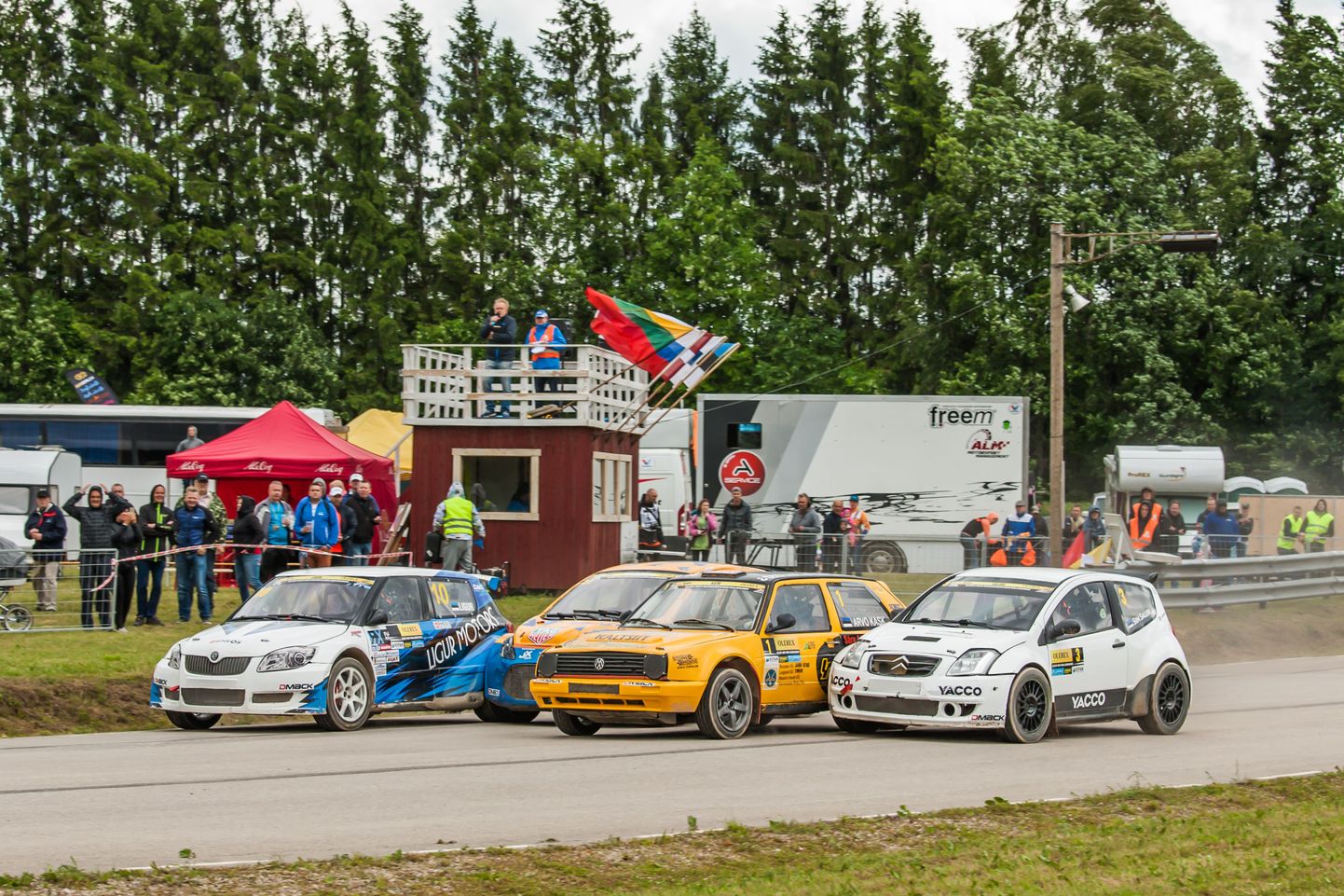 Eesti meistrivõistlused rallikrossis 2016, Misso etapp - Saluri ja Ligur stardisirgel konkurentidele külgedelt peale vajutamas.