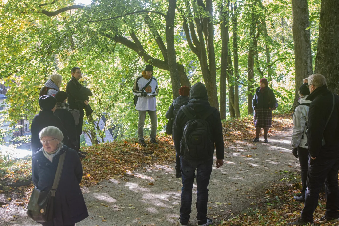 Juhan Voolaid (keskel hokisärgis) on huvilised viinud kunagist linnamüüri järgides Toomele tähetorni juurde.