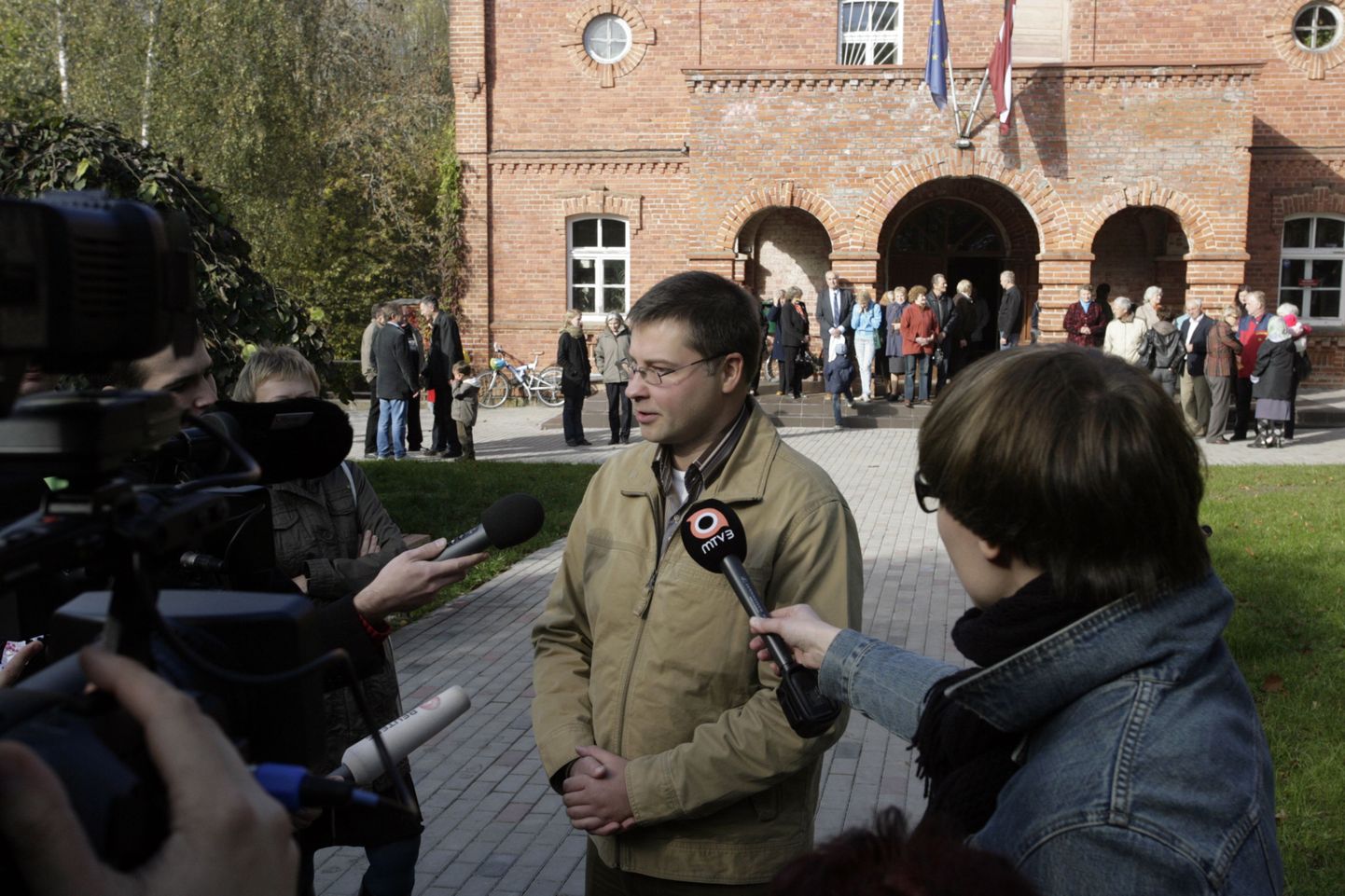 Läti peaminister Valdis Dombrovskis pärast valimas käimist.
