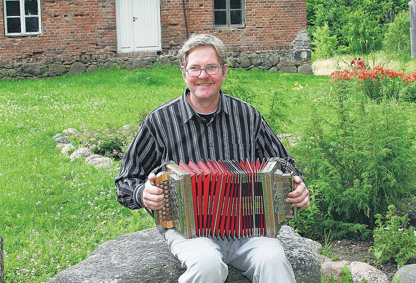 Rein Pärtma istub oma maja ees kivile, paneb lõõtsa põlvedele ja laseb kõlada Holstre kandi mõnusal polkal. Vallatud sõnad panevad muhelema nii pillimehe enda kui kuulajad.