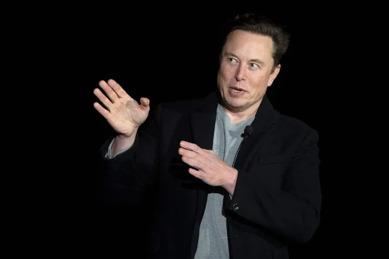 Илон Маск жестикулирует во время пресс-конференции на космической базе SpaceX недалеко от деревни Бока-Чика в Южном Техасе, 10 февраля 2022 года.