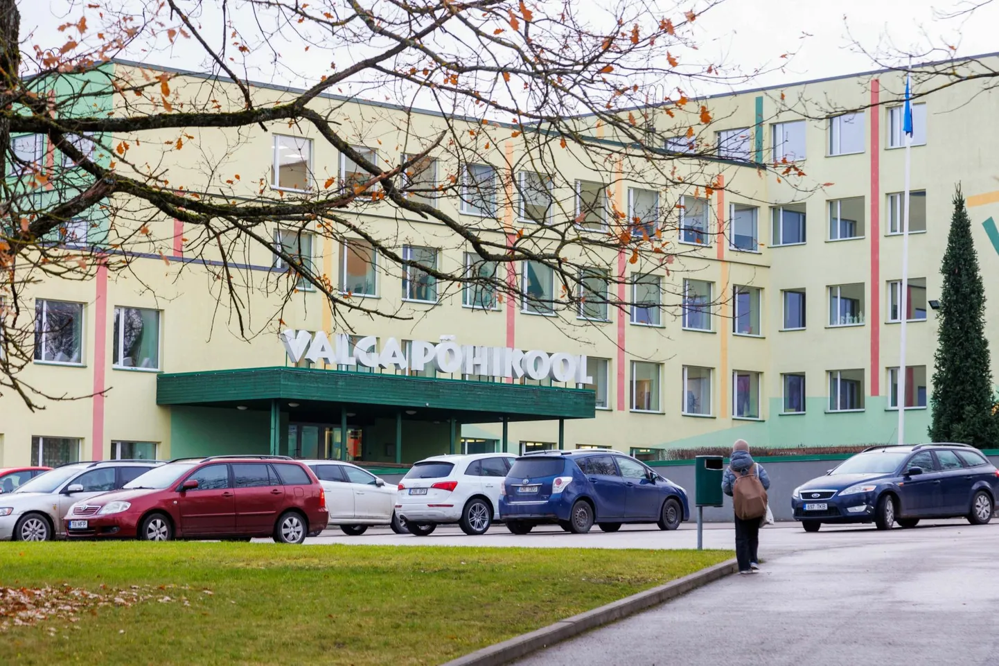 Valga põhikoolis eile kogunenud erakorraline õppenõukogu otsustas, et kiusajad eemaldatakse koolist kaheks nädalaks.