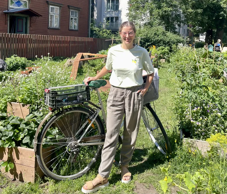 Мария Дерлыш привезла на велосипеде мелкий садовый инвентарь.
