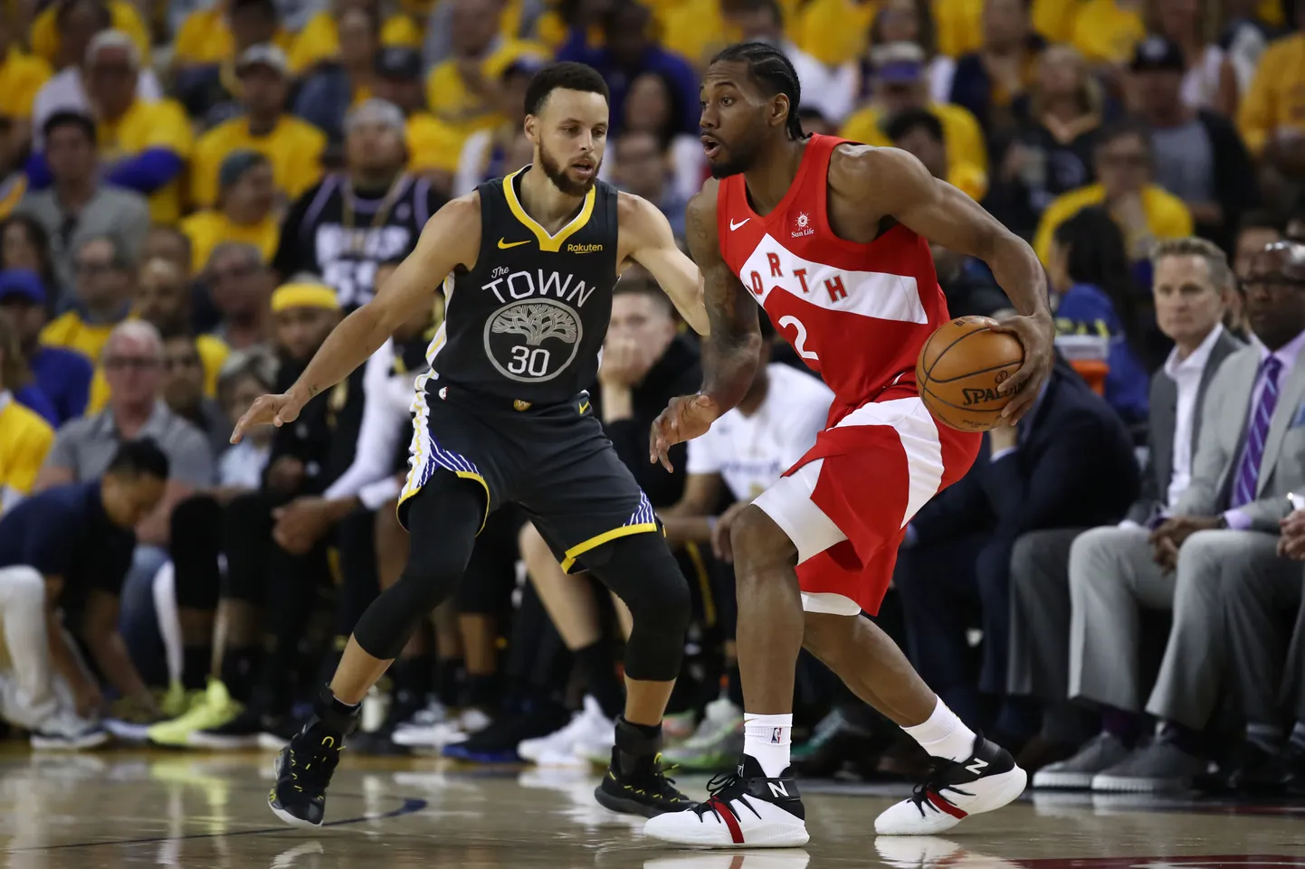 Kawhi Leonard (punases) ja Steph Curry.