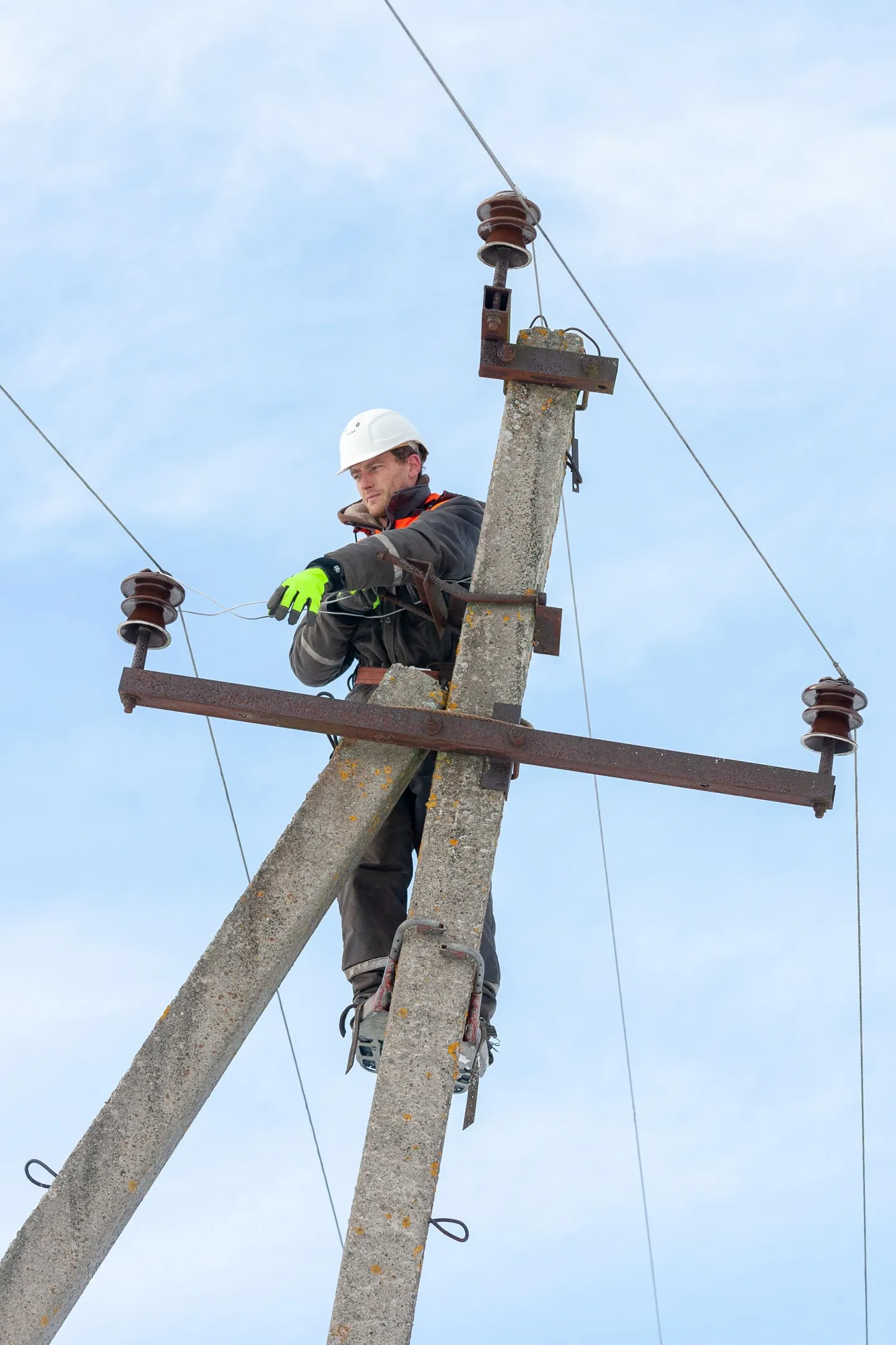 Kolga-Jaani lähedal Kaaveres parandas eile pärastlõunal purunenud liini elektrik Rivo Stutšilov. Selles piirkonnas sai õhtuks voolu tagasi mitusada klienti.