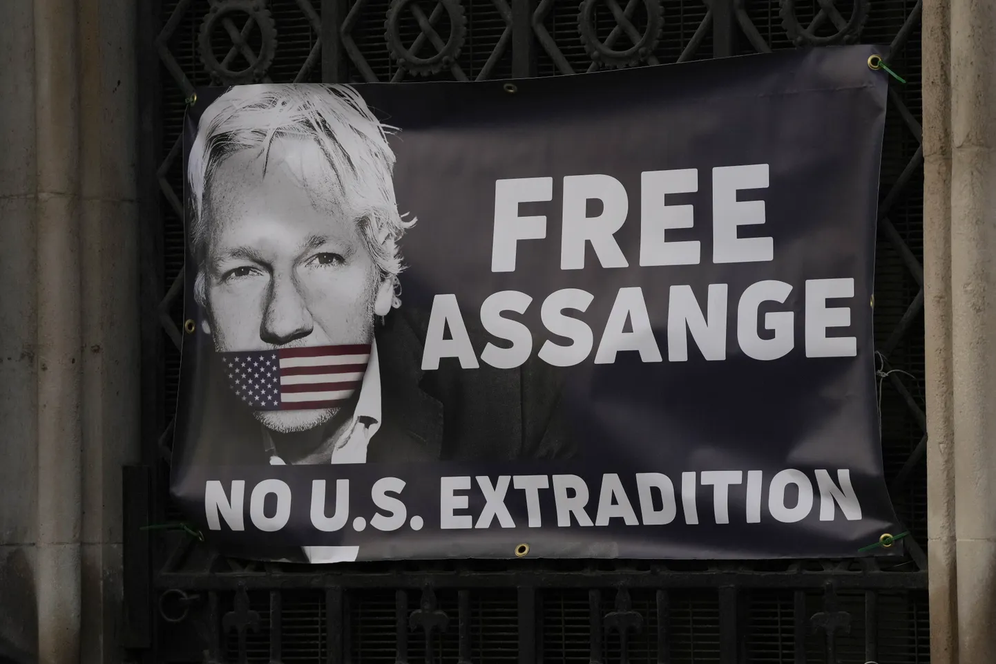 Плакат на демонстрации против экстрадиции Джулиана Ассанжа.