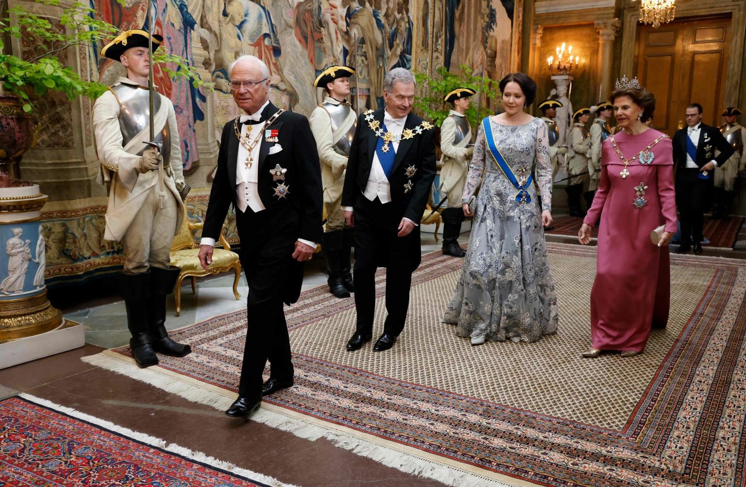 NATOsse astumise puhul külastas Rootsi Soome president Sauli Niinistö. Vasakult Rootsi kuningas Karl XVI Gustaf, Niinistö ja tema naine Jenni Haukio ning Rootsi kuninganna Silvia.
