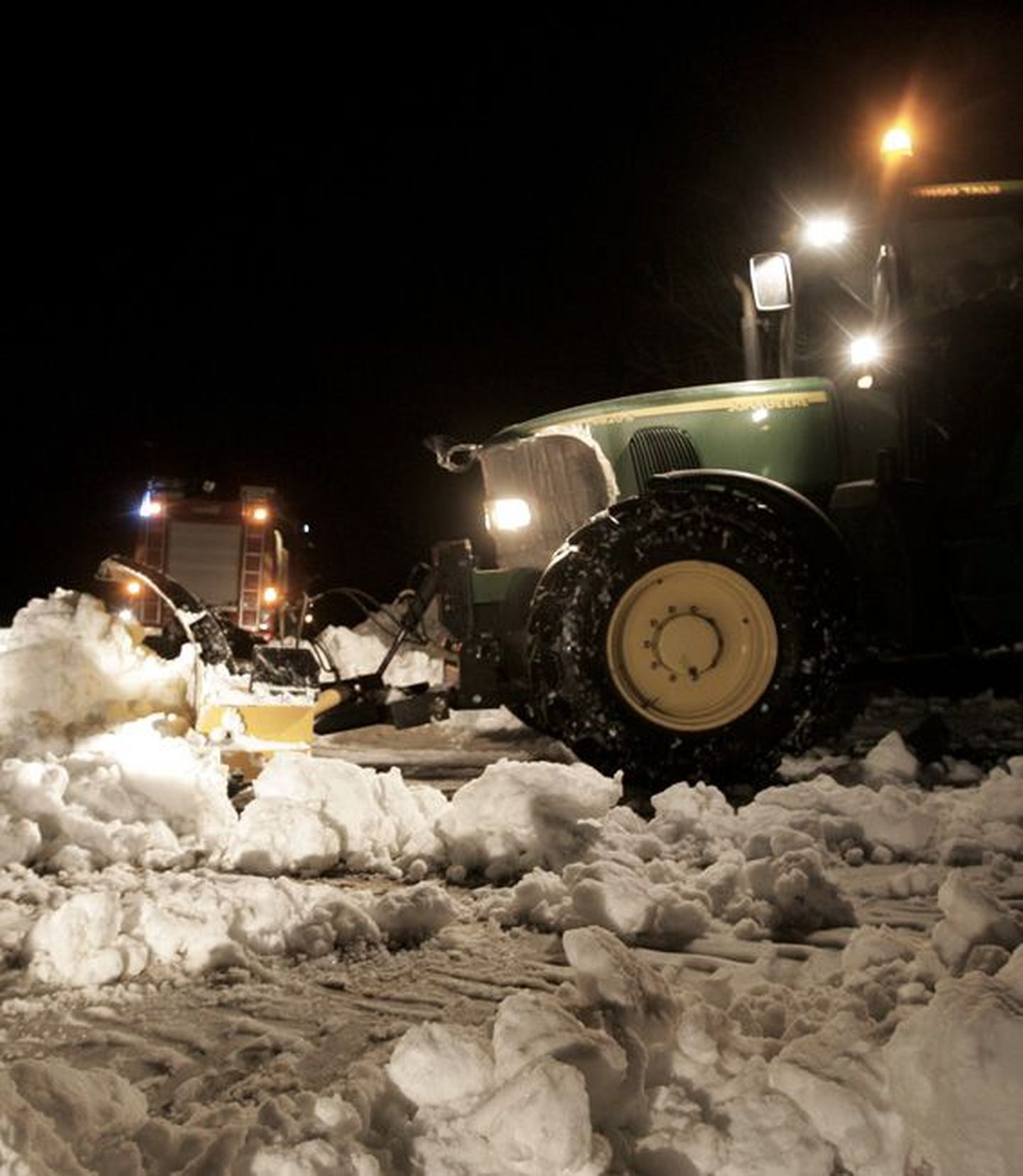 Kui päästjad olid Kantkülas oma voolikud juba lahti harutanud, jõudis sündmuskohale traktor lumesahaga.