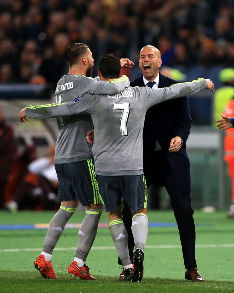 Cristiano Ronaldo (keskel) koos Reali peatreeneri Zinedine Zidane'i (paremal) ja Sergio Ramosega tähistamas AS Roma vastu löödud väravat. Foto: