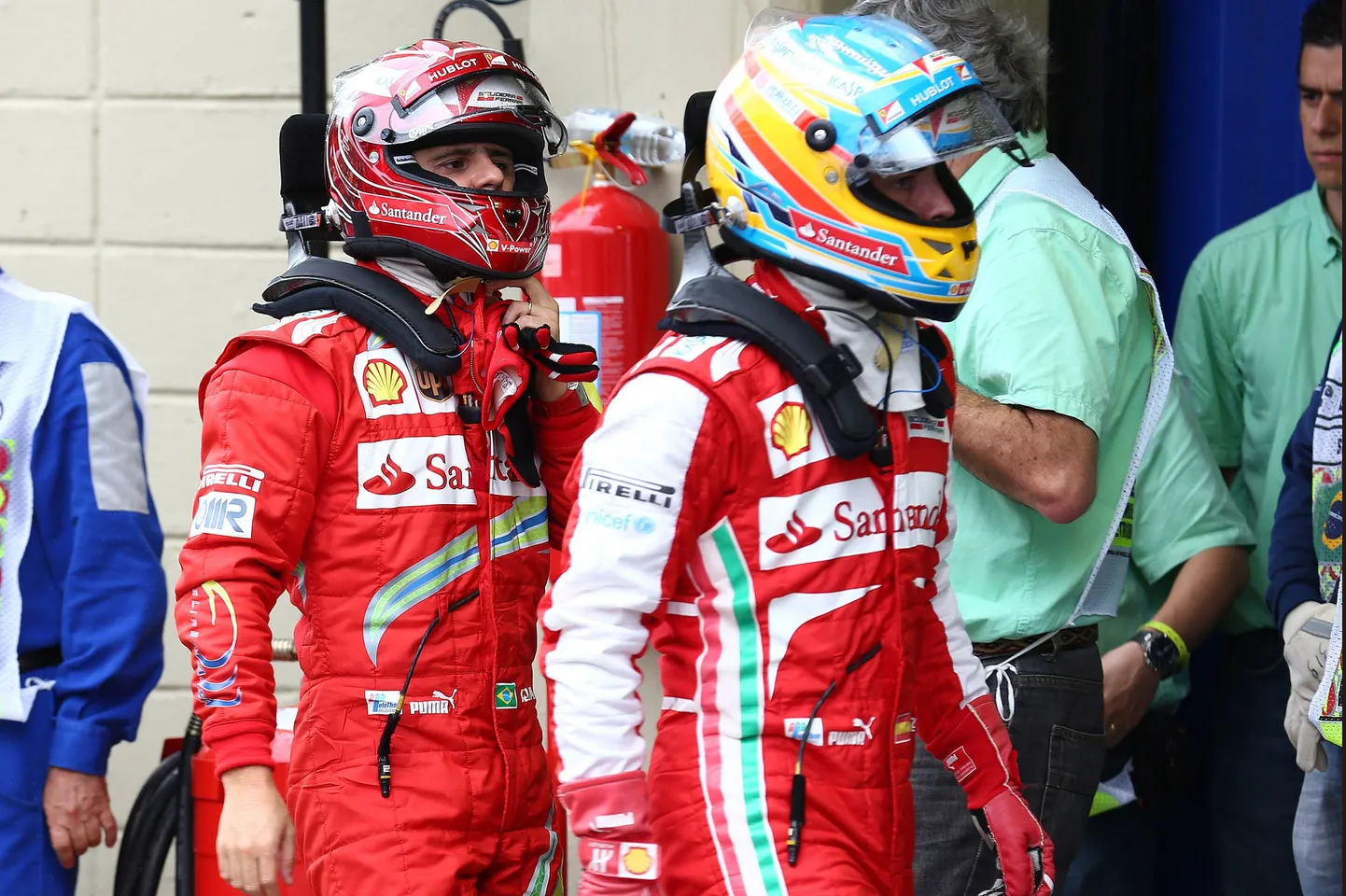 Fernando Alonso (paremal) ja Felipe Massa.