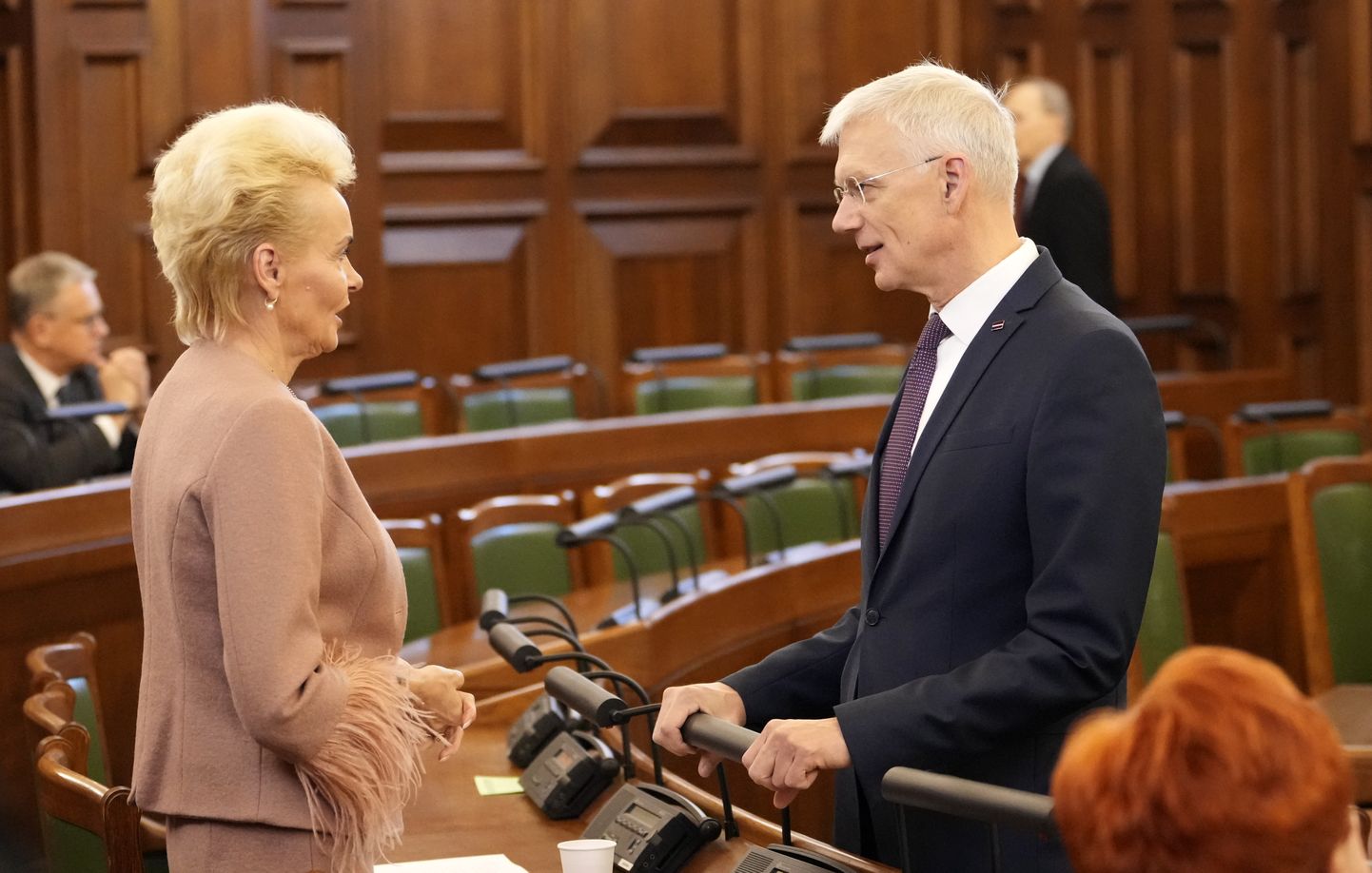 Saeimas deputāte Aiva Vīksna un ārlietu ministrs Krišjānis Kariņš Saeimas sēdē, kur otrajā lasījumā skata 2024. gada valsts budžetu un budžeta ietvaru 2024., 2025. un 2026. gadam.