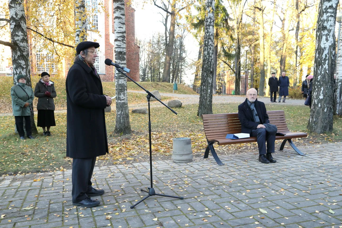 Peeter Tulviste (paremal) nimelise pingi avamisel 28. oktoobril 2015 Toomel kõneles Hando Runnel.