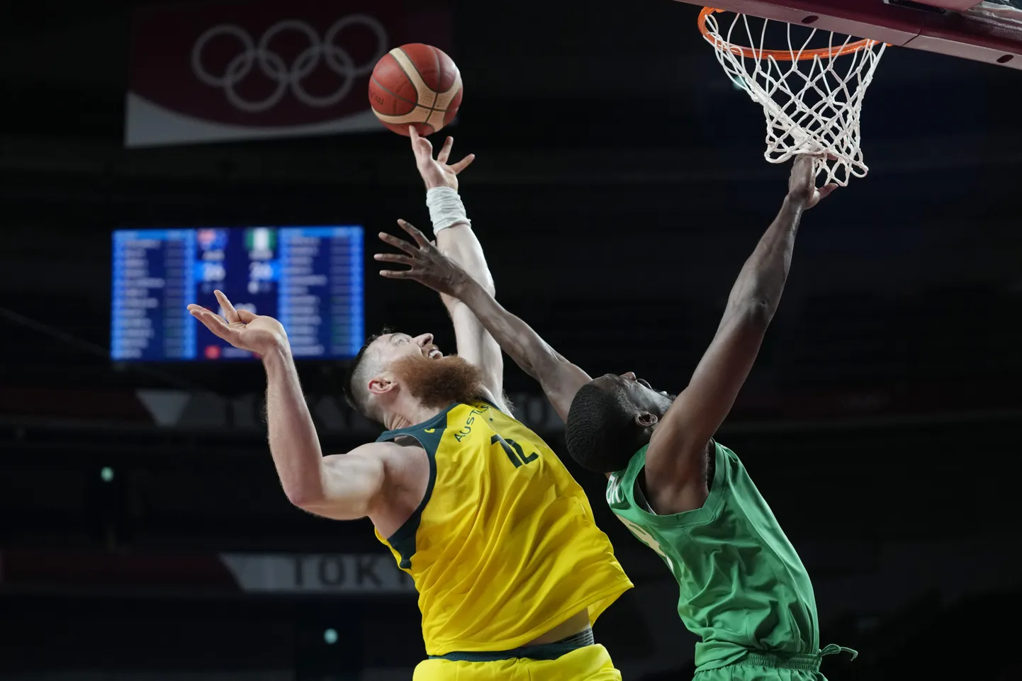 Aron Baynes (vasakul).