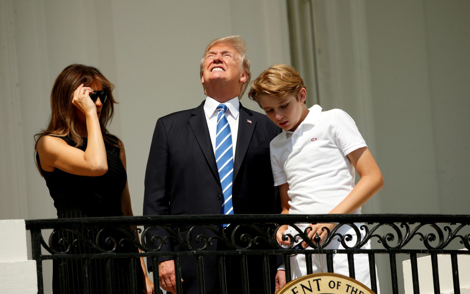 Donald Trump koos oma naise ja pojaga Valge Maja rõdul.