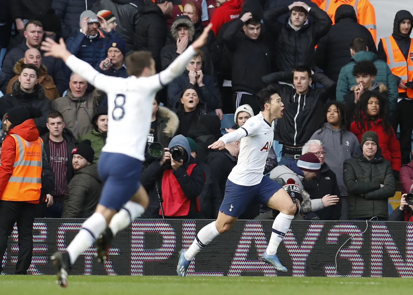 Heung-Min Son  võiduväravat tähistamas.
