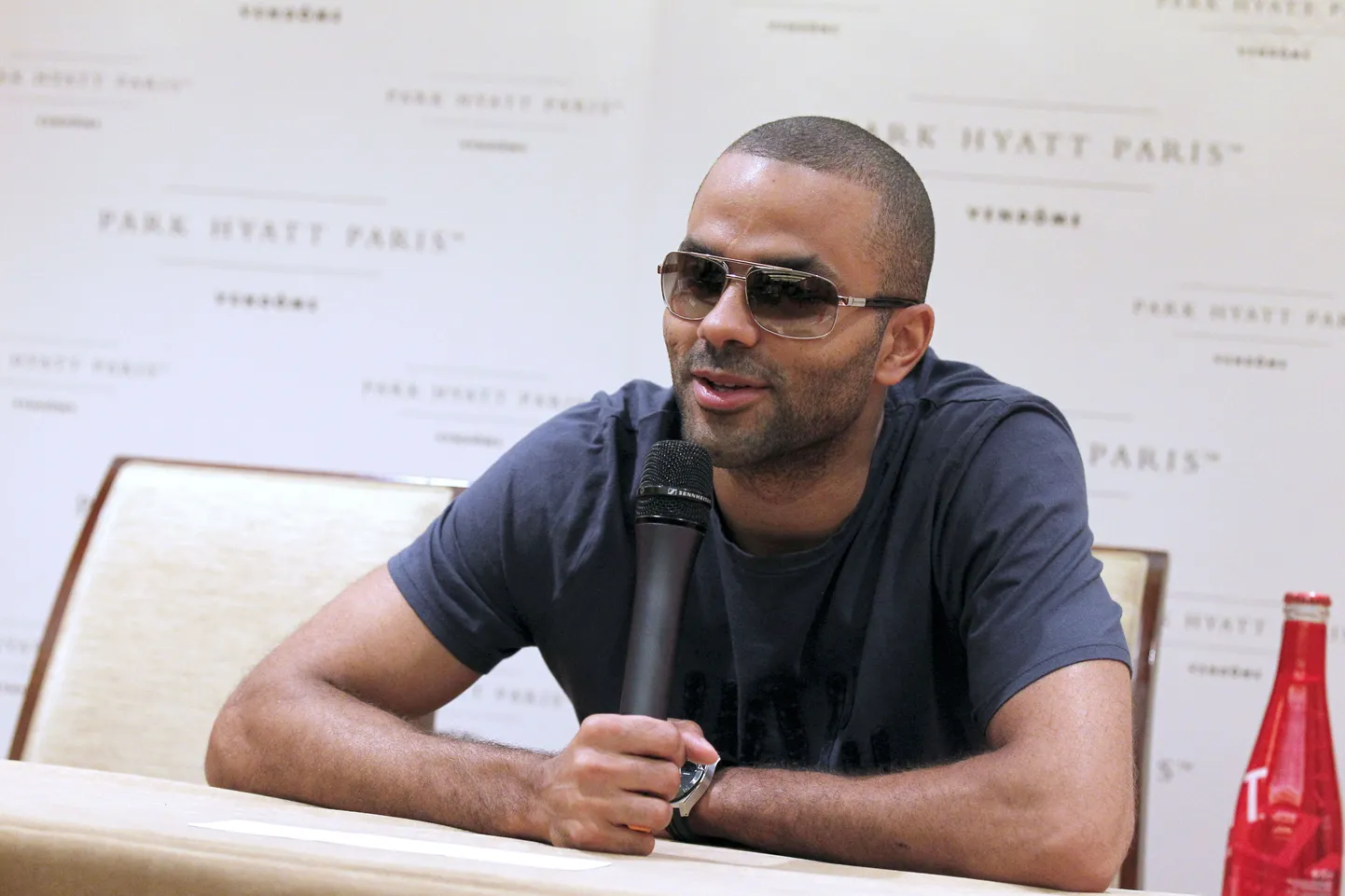 Tony Parker pressikonverentsil juhtunu kohta selgitusi jagamas.