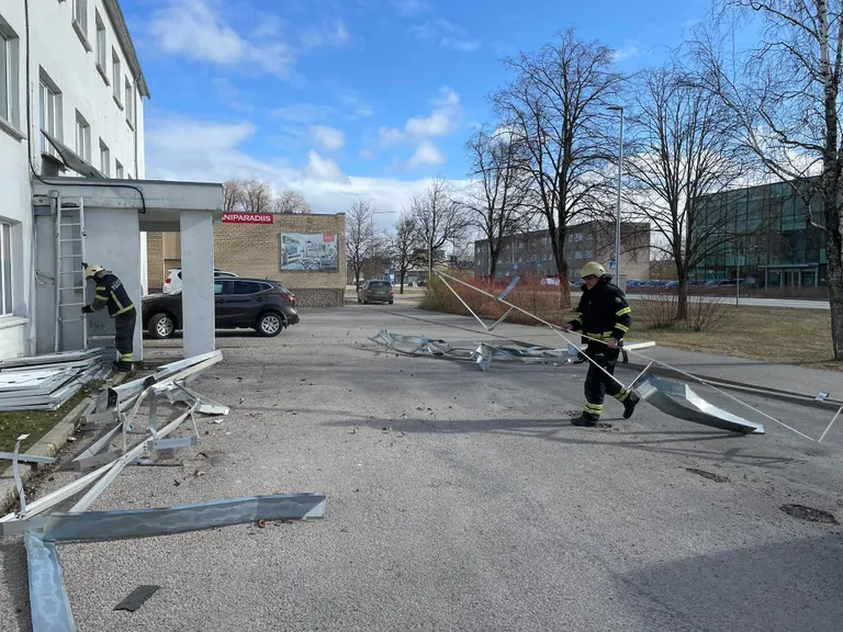 Päästjad likvideerivad lendu läinud katuse juppe