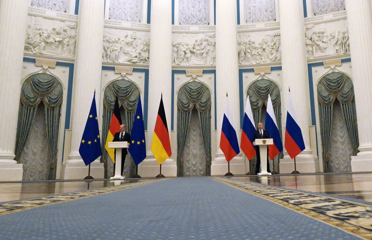 (No kreisās) Olafs Šolcs un Vladimirs Putins.