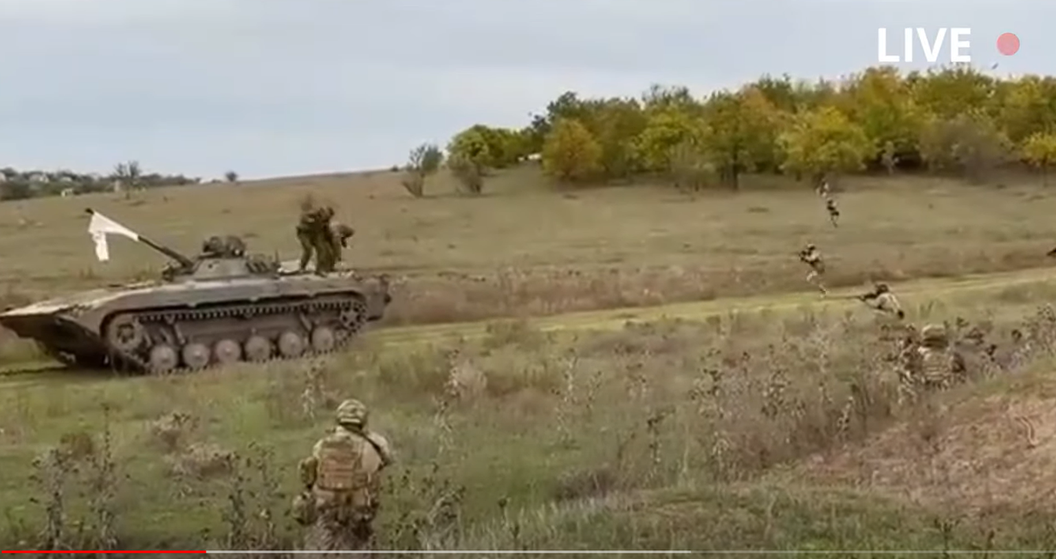 Ukraina armee avalikustas haruldase video, millel on näha, kuidas Vene lahingumasina BMP-2 meeskond Hersoni oblastis Ukraina sõduritele alistus