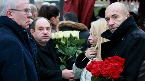 На похоронах Хворостовского Лариса Долина не могла сдержать слез