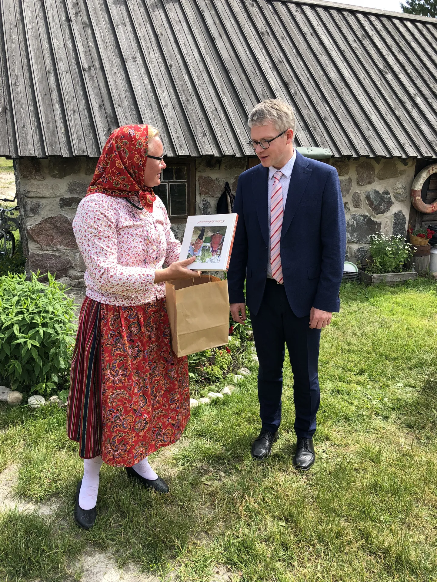 Riigihalduse minister Janek Mäggi tutvumas Kihnus väikesaare eluoluga.
