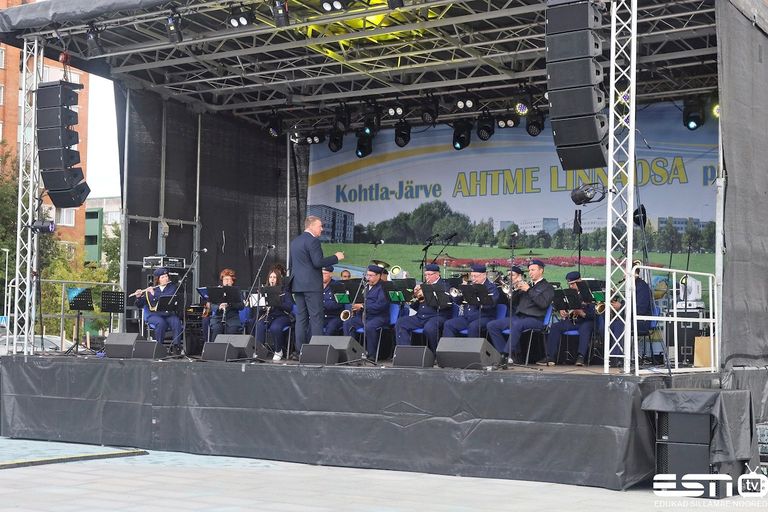 Кохтла-Ярвеский городской духовой оркестр выступает на сцене в Ахтме.