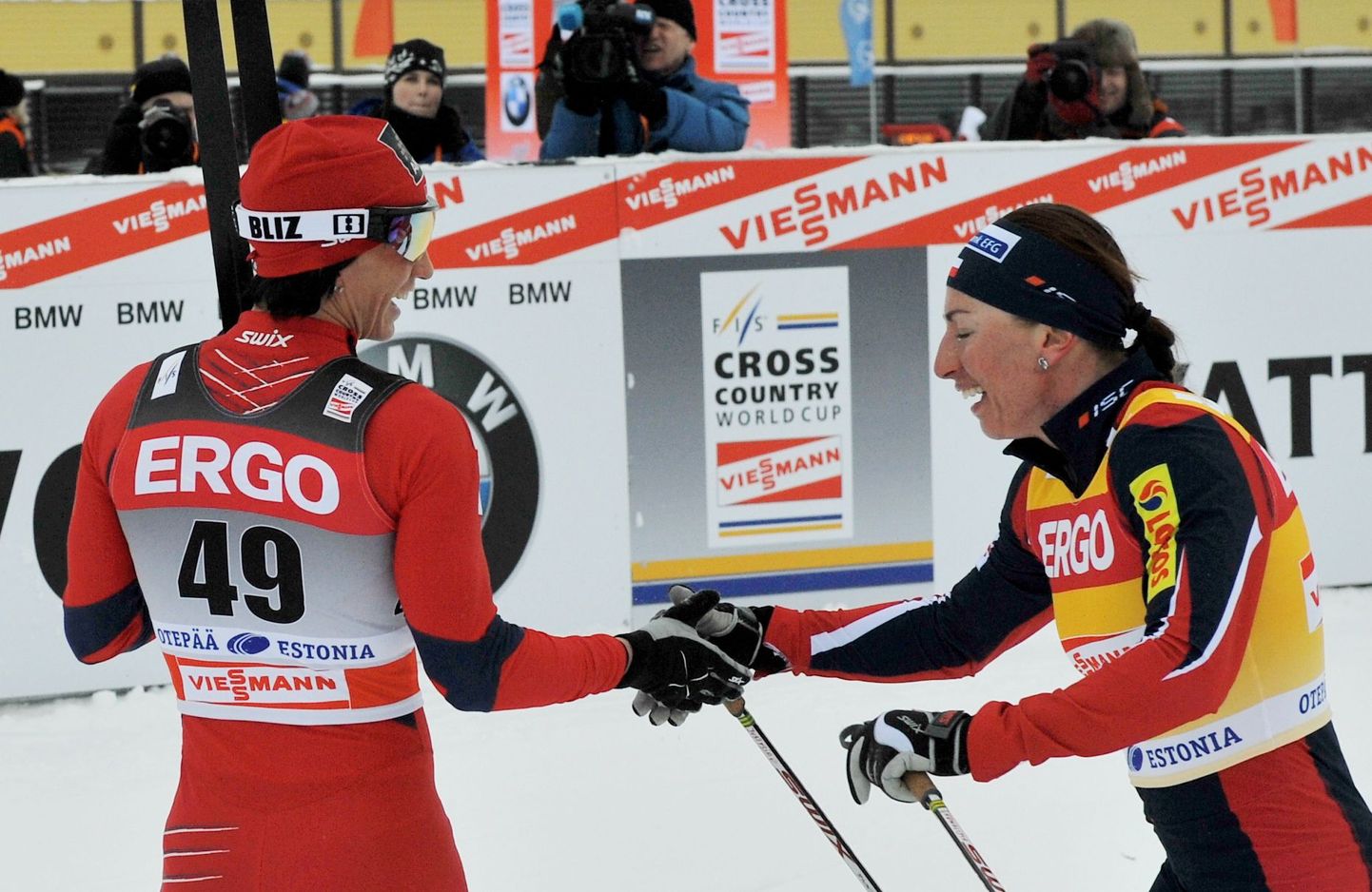 Marit Bjørgen (vasakul) ja Justyna Kowalczyk finišis.