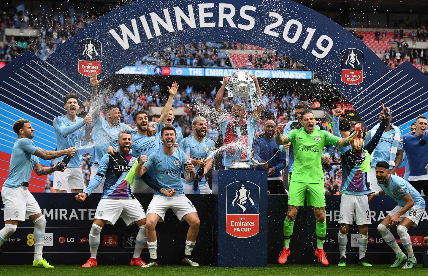 Manchester City mängijad tõstmas 2019. aasta kevadel pea kohale klubi seni viimast trofeed. Nüüd on nende omanduses ka võistkonna ajaloo esimene karikas.
