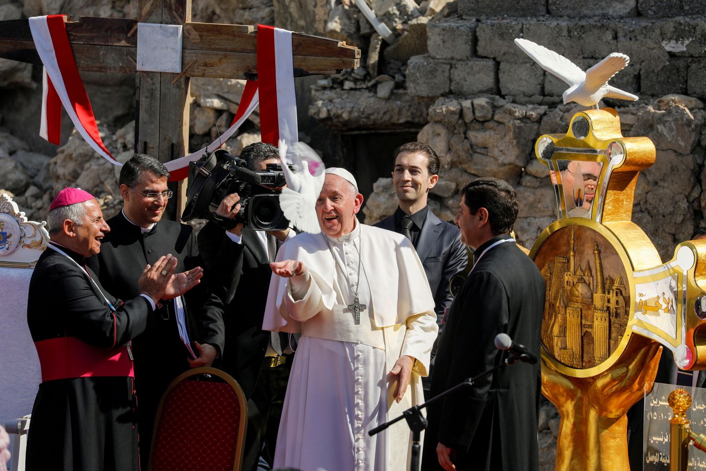 Paavst Franciscus lasi Mosuli kiriku juures lendu valge tuvi.