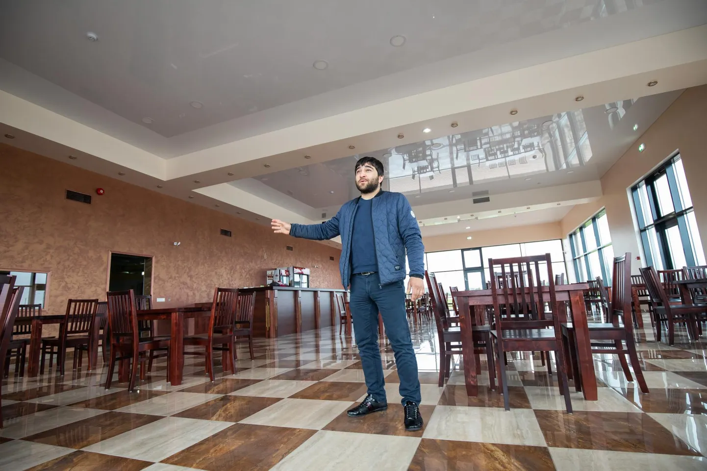 Veel valitseb Arturi Kiiu šašlõkibaaris tühjus, kuid maikuu jooksul loodab Artur Nersesjan esimesed kliendid vastu võtta.