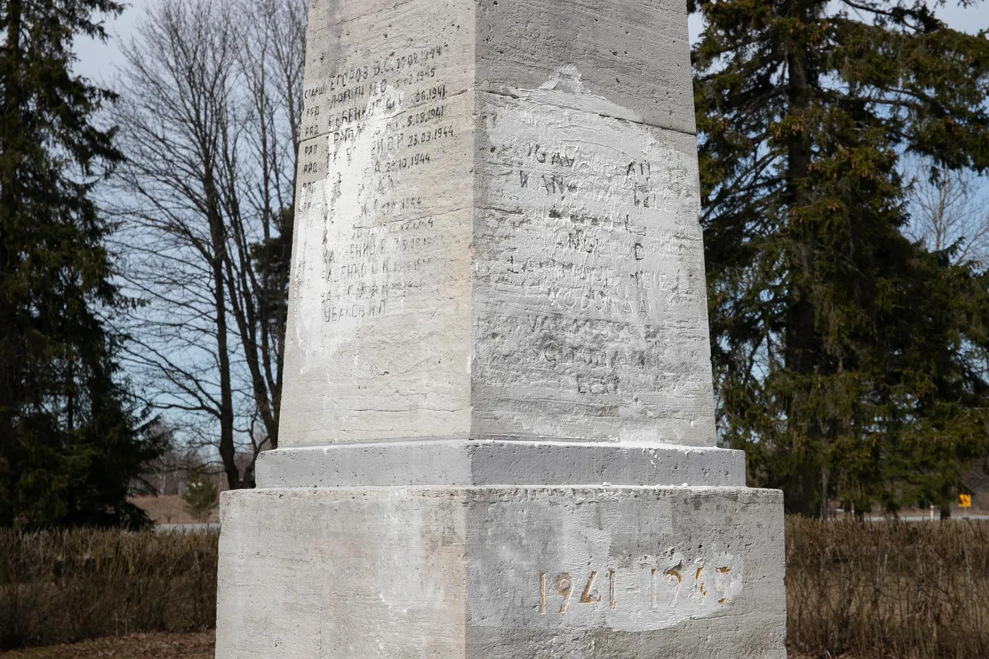 Pahtliga mäkerdatud Tapa vennashaua monument 18. aprillil.