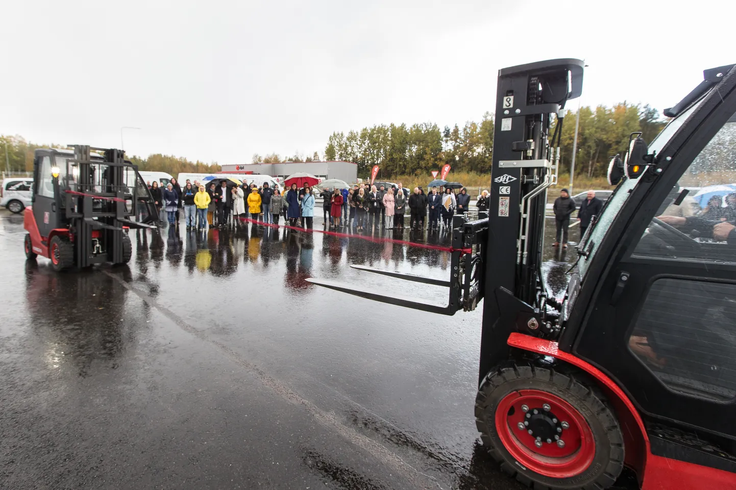 На церемонии открытия нового здания "Forklift" перерезать ленточку доверили главным действующим лицам - подъемникам.