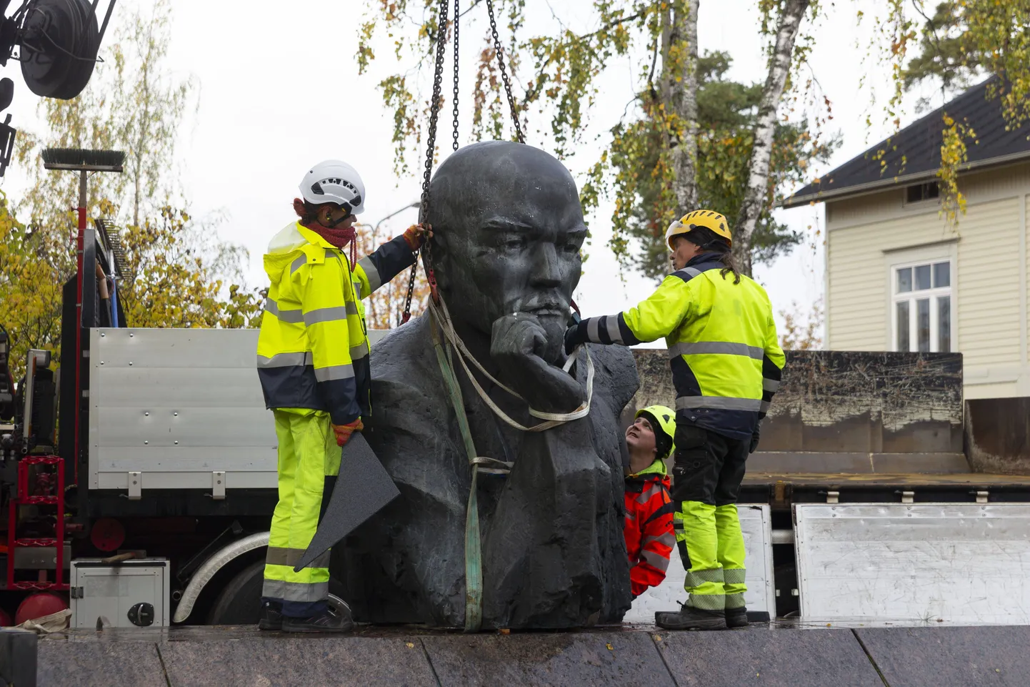 Статую Ленина убирают с улиц города Котка на юго-востоке Финляндии, 4 октября 2022 года. Фото иллюстративное.