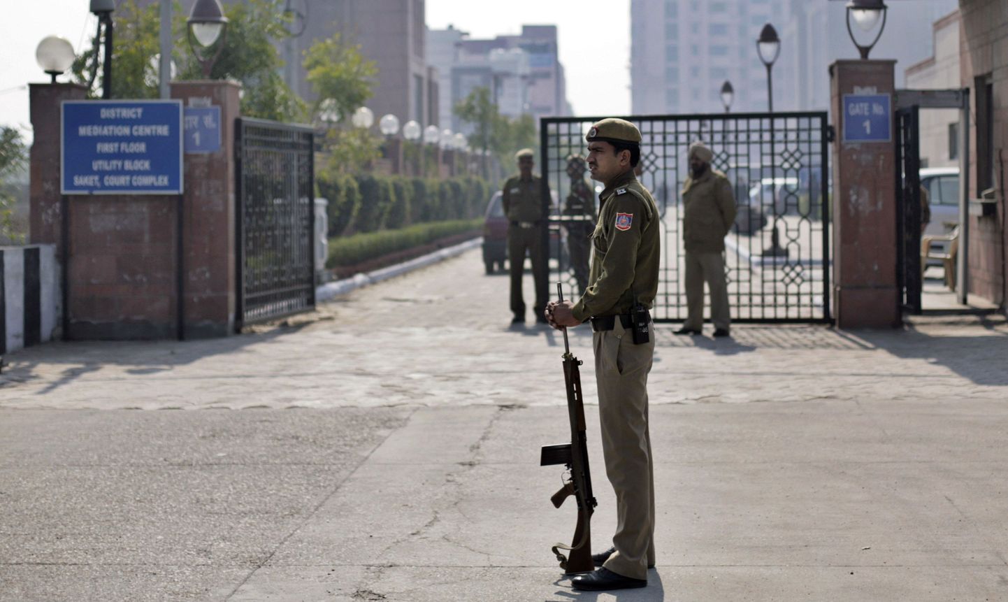 Politseinikud valves New Delhis kohtuhoone juures, kus mõistetakse grupivägistajate üle kohut