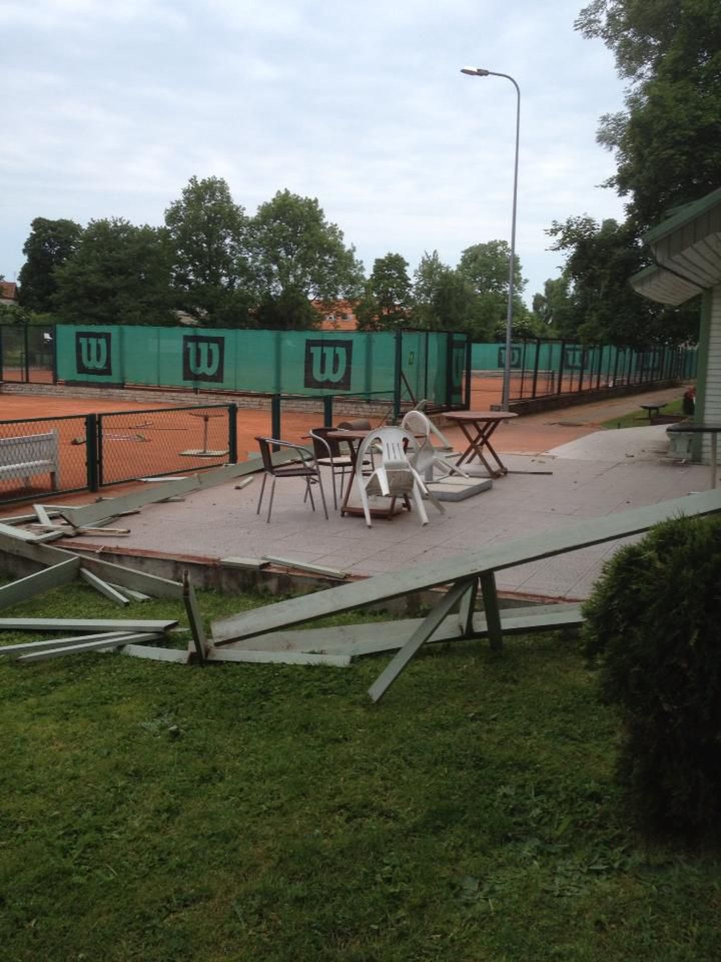 Täna öösel peksid vandaalid segi Haapsalu Krahviaia tennisekeskuse.
