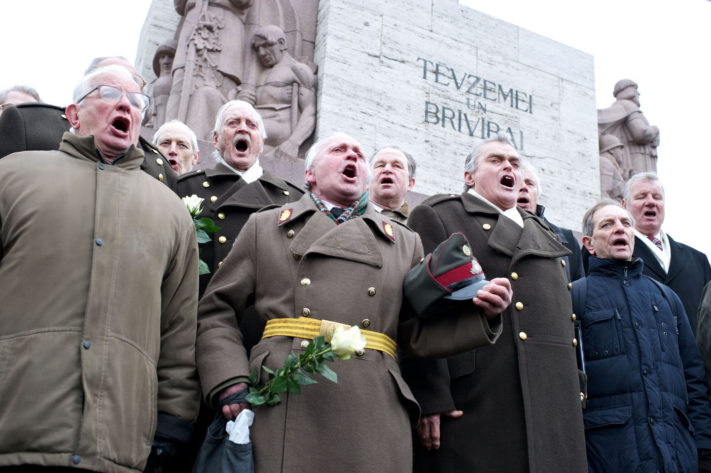 Läti veteranid lõid Vabadussamba juures laulu lahti.